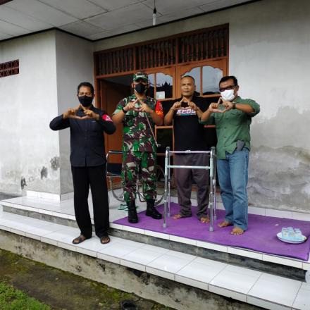 Penyerahan Alat Bantu Jalan Oleh Dandim Tabanan Kepada Warga Desa Wanasari