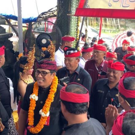 Bupati Tabanan Hadiri Acara Ngaben Massal Banjar Adat Wanasari Baleran